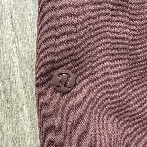 Lululemon On The Fly Shorts Burgundy (Dark Brown) Size 4 - Picture 5 of 5